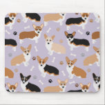 Mousepad Corgi Cachorros e Pão de Mouse Osso<br><div class="desc">Cães de Corgi, bonitos, com casaco de cor vermelha e tripla, com estampas de pata e padrão de ossos de cães.</div>