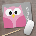 Mousepad Coruja de Cartoon Bonita - Nome Personalizado Rosa<br><div class="desc">Uma coruja moderna e simples com cores modernas. Você pode adicionar um nome,  um monograma ou outro texto personalizado. Se precisar mover a arte,  clique no botão personalizar para fazer alterações.</div>