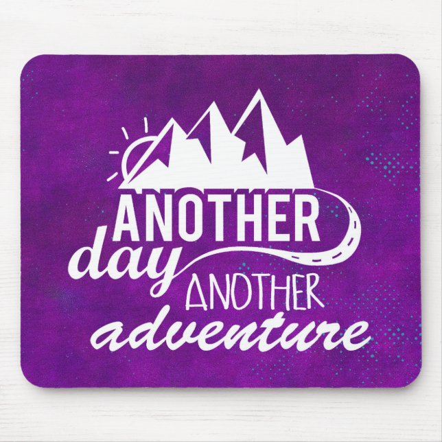 Mousepad Cotação Aventura - Montanhas em Segundo Plano Roxo (Frente)