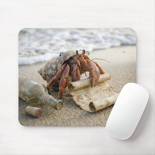 Mousepad Crab Reading a Letter on a Beach (Com mouse)