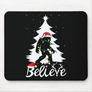 Mousepad Crente do Pé-Grande carregando árvore de Natal Sas