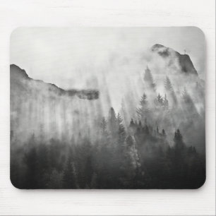 Mousepad Cruz sobre montanhas nevoentas