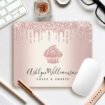 Mousepad Cupcake Bakery Odontologia Odontologia Chef Rosa D<br><div class="desc">Faça uma impressão na moda com este elegante, sofisticado, simples e moderno mousepad de nome personalizado. Um cupcake de ouro brilhante, rosa, tipografia escrita à mão e pingos de brilho sobrepõem um fundo fino de ouro-rosa metálico. Personalize com seu nome de cheio, cargo ou outras informações. Faz uma declaração chique,...</div>