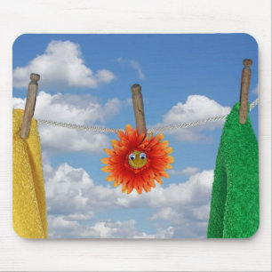 Mousepad Daisy e toalhas na linha de clothesline