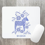 Mousepad Dala Horse Sueco Nome Personalizado Pad Azul do Ra<br><div class="desc">Um cavalo Dala tradicional de Suecia em azul-indigo e branco. Pintura popular escandinava em Watercolor. Remova ou altere o nome para personalizar.</div>
