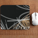 Mousepad Design de abstrato Dourado branco preto moderno<br><div class="desc">Este elegante mouse moderno apresenta um design abstrato orgânico na moda de fitas brancas e cinzas com sotaques dourados sobre fundo preto. As fitas brancas e cinzas translúcidas giram da direita para a esquerda em um padrão bem equilibrado e são complementadas por um abstrato dourado florescendo no canto inferior direito,...</div>