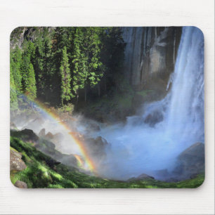 Mousepad Detalhe do Hiker de queda vernal e do arco-íris -