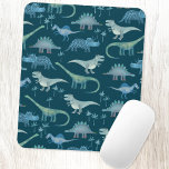 Mousepad Dinossauros bonitos Padrão Verde Escuro<br><div class="desc">Muitos dinossauros azuis,  Tyrannosaurus rex,  Spinossauro,  Stegossauro,  Diplodocus e Tricerátops. Eek! Arte original de Nic Squirrell.</div>