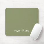 Mousepad do Nome Verde da Cor de Tendência<br><div class="desc">Mousepad em verde-vermelho sólido. Mousepad moderno e na moda com um nome personalizável em uma fonte bonita e manuscrita. Seu design simples e limpo em uma cor sólida oferece um eterno e um apelo clássico. Explore nossas cores modernas para obter mais produtos da mesma cor ou descubra outras na moda...</div>