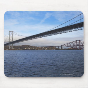 Mousepad Do primeiro plano a ponte da estrada adiante é um