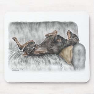 Mousepad Doberman engraçado no sofá