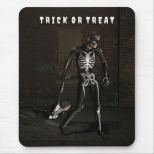 Mousepad Doce ou travessura. Homem vestido de esqueleto