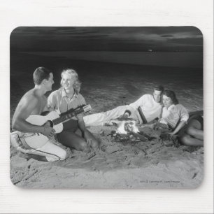 Mousepad Dois casais na praia que senta-se em torno da