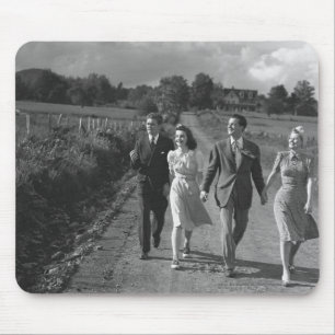 Mousepad Dois casais que andam na estrada secundária B&W