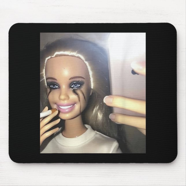 Mousepad Doll Humor Escura Fumando Selfie Parody (Frente)