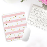 Mousepad Douradas Bolinhas com o nome, em faixas cor-de-ros<br><div class="desc">Um design giro giro-mousepad em listras cor-de-rosa e brancas com bolinhas douradas espalhadas,  este design tem um modelo de texto para personalizar com seu nome ou outro texto desejado. Excelente de volta à escola,  em casa ou no escritório.</div>