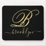 Mousepad Dourado Elegante moderno, preto, monograma manuscr<br><div class="desc">Nome personalizado preto moderno e minimalista e dourado monograma monograma do mouse pad. Ele apresenta um monograma inicial em letra de estilo serif e um bonito modelo de texto com nome escrito à mão em ouro, cor branca em fundo preto. Excelente feminino, presente personalizado feminino. Se precisar de ajuda ou...</div>