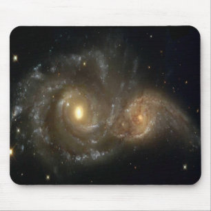 Mousepad Duas galáxias espirais que colidem no espaço
