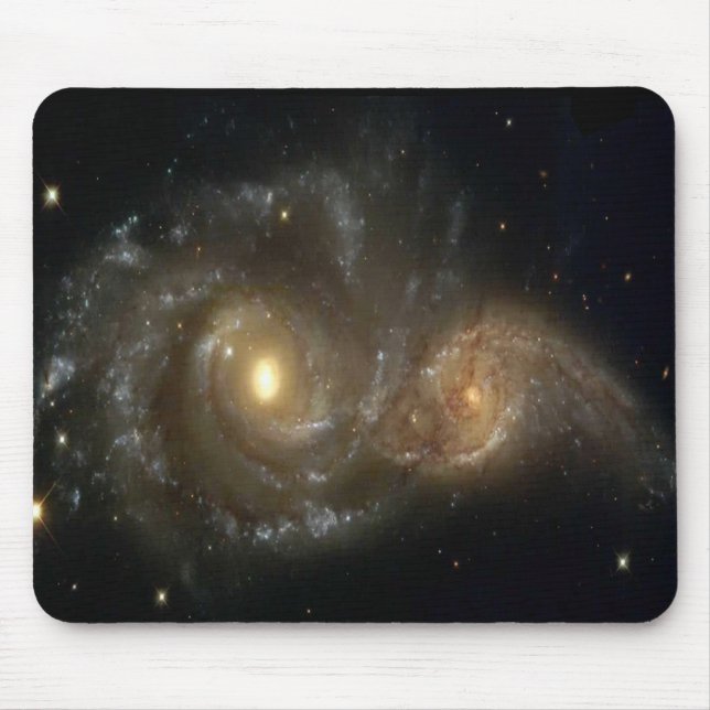 Mousepad Duas galáxias espirais que colidem no espaço (Frente)