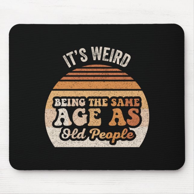 Mousepad É Estranho Ter A Mesma Idade Que Pessoas Velhas En (Frente)