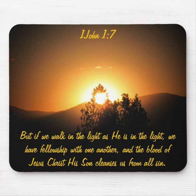 Mousepad Ele está à luz - 1 John 1:7 (Frente)