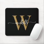 Mousepad Elegante Feminino Nome Monograma Script Dourado Pr<br><div class="desc">Mousepad elegante feminino preto e dourado simples minimalista monograma inicial nome assinatura script personalizado. Este design simples minimalista de cor lisa apresenta seu primeiro nome em uma linda tipografia de letra manuscrita com cauda florida (ou caligrafia), monograma inicial. Estes são fáceis de personalizar. Ótimo presente feminino elegante para aniversário, dia...</div>