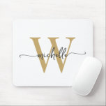 Mousepad Elegante Feminino Nome Monograma Script em Ouro Br<br><div class="desc">Mousepad personalizado feminino simples e elegante em branco e dourado com monograma inicial do nome em letra cursiva. Este design simples e minimalista de cor lisa apresenta seu primeiro nome em uma linda tipografia de letra manuscrita com cauda florida (ou caligrafia), monograma inicial em dourado e preto sobre fundo branco....</div>