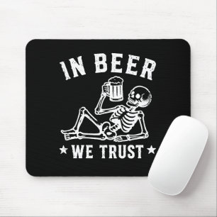 Mousepad Em cerveja nós confiamos esqueleto relaxando Beer