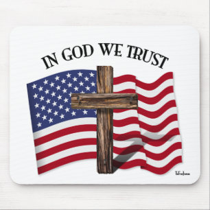 Mousepad Em Deus Confiamos com cruz robusta e bandeira dos
