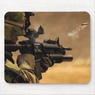 Mousepad Encaixotamento de Shell ateado fogo de um rifle