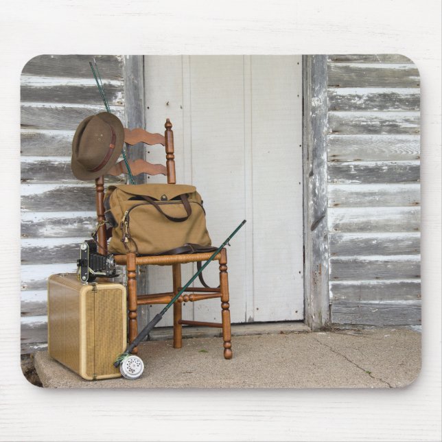 Mousepad Equipamento de Pesca Antigo na Cadeira (Frente)