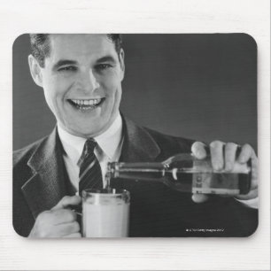 Mousepad Equipe a cerveja de derramamento da garrafa ao