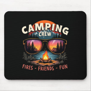 Mousepad Equipe de Acampamento Diverte Amigos em Viagem de