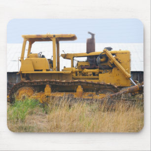 Mousepad Escavadora velha que senta-se em um campo