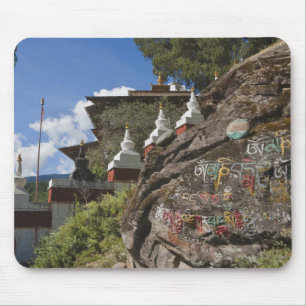 Mousepad escrevendo butanês sobre rochas e acordes nepales