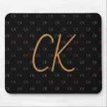 Mousepad Escrita elegante para monograma de ouro preto<br><div class="desc">Personalize e adicione suas letras monográficas,  iniciais. As iniciais do monograma como um padrão no fundo. Uma cor clássica de fundo preto em chic. Letras coloridas com ouro.</div>
