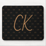 Mousepad Escrita elegante para monograma de ouro preto<br><div class="desc">Personalize e adicione suas letras monográficas, iniciais. As iniciais do monograma como um padrão no fundo. Uma cor clássica de fundo preto em chic. Letras coloridas com ouro.</div>