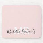 Mousepad Escrita moderna e elegante em monograma cor-de-ros<br><div class="desc">Pasta de rato roxa de um monograma roxo,  elegante e moderno. Pasta de rato personalizada simples e limpa,  monificada,  com as suas iniciais e nome. As cores da fonte e do texto são totalmente personalizáveis.</div>