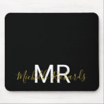 Mousepad Escrita moderna elegante do monograma preto de our<br><div class="desc">Pasta moderna de rato com script de monograma preto-dourado. Pasta de rato personalizada simples e limpa, monificada, com as suas iniciais e nome. As cores da fonte e do texto são totalmente personalizáveis.</div>