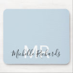 Mousepad Escrito em monograma azul pastel moderno elegante<br><div class="desc">Pasta moderna de rato com script de monograma azul pastel azul. Pasta de rato personalizada simples e limpa,  monificada,  com as suas iniciais e nome. As cores da fonte e do texto são totalmente personalizáveis.</div>