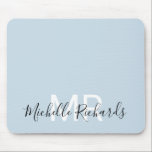 Mousepad Escrito em monograma azul pastel moderno elegante<br><div class="desc">Pasta moderna de rato com script de monograma azul pastel azul. Pasta de rato personalizada simples e limpa,  monificada,  com as suas iniciais e nome. As cores da fonte e do texto são totalmente personalizáveis.</div>