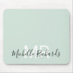 Mousepad Escrito em monograma verde pastel moderno elegante<br><div class="desc">Pasta de rato verde-monograma verde-pastel moderna. Pasta de rato personalizada simples e limpa,  monificada,  com as suas iniciais e nome. As cores da fonte e do texto são totalmente personalizáveis.</div>