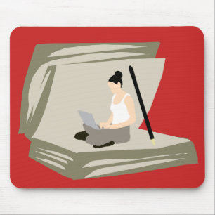 Mousepad Escritor Trabalhando no Laptop Entre Páginas de Li