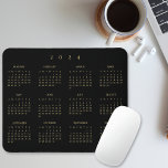 Mousepad Escritório doméstico do calendário do ano de Cheio<br><div class="desc">Tipografia personalizada,  elegante e elegante,  com script em ouro preto,  no calendário anual do ano de cheio de 2024,  poeira e manchas resistentes com apoio não escorregadio,  para casa e escritório. Faz um presente excelente personalizado para amigos,  família,  colegas,  colegas de trabalho,  funcionário,  funcionarios,  para feriados,  natal,  anos novos.</div>