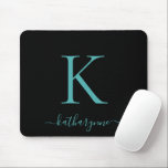 Mousepad Escuro de Monograma de Aqua Teal Elegante Moderno<br><div class="desc">Escrita moderna Elegante do Teal Aqua Blue Monogramas num rato preto. Fácil de personalizar com seu próprio nome e detalhes. Perfeito para o seu estilo de vida moderno minimalista,  mas luxo! Entre em contato conosco em cedarandstring@gmail.com se precisar de assistência com o design ou produtos correspondentes.</div>