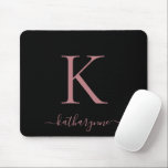 Mousepad Escuro de Monograma Dourado Elegante Moderno<br><div class="desc">Rosa Elegante Moderna Rosa Dourada Script Monograma em um mouse preto chic. Fácil de personalizar com seu próprio nome e detalhes. Perfeito para o seu estilo de vida moderno minimalista,  mas luxo! Entre em contato conosco em cedarandstring@gmail.com se precisar de assistência com o design ou produtos correspondentes.</div>