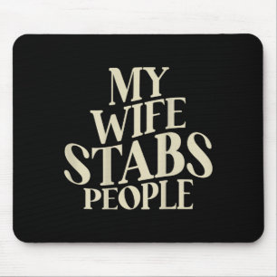 Mousepad Esposa pelas costas apunhala marido cônjuge engraç