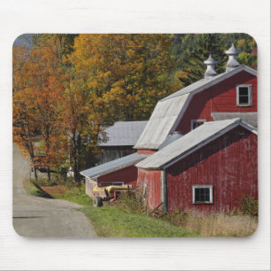 Mousepad Estrada ao lado de celeiro rural clássico/fazenda