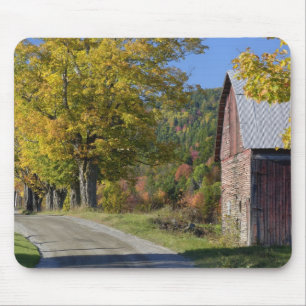 Mousepad Estrada ao lado de celeiro rural clássico/fazenda