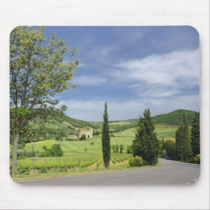 Mousepad Estrada rural curvando entre ciprestes em